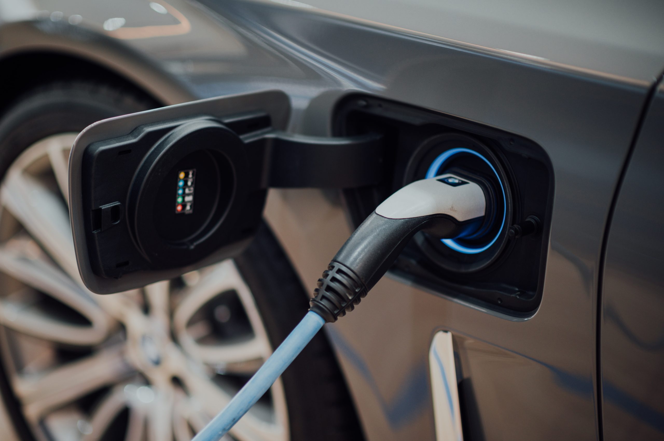 Un véhicule hybride ou électrique est en train d'être rechargé.