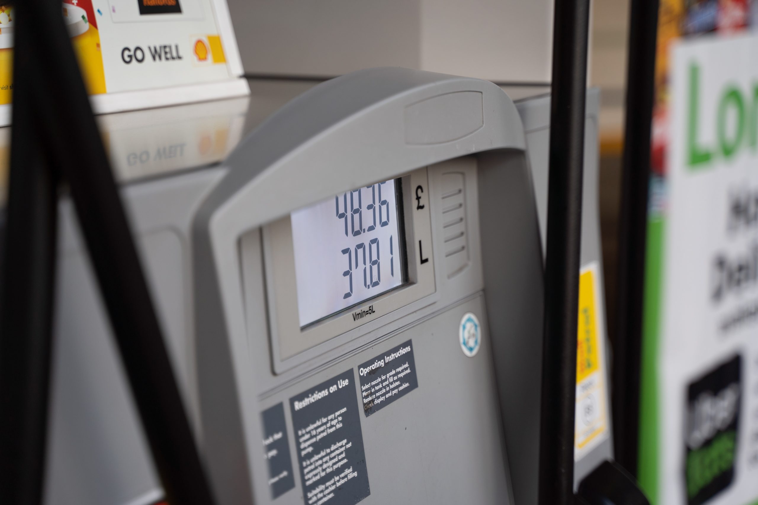 Une pompe à essence affiche le nombre de litres et le prix à payer.