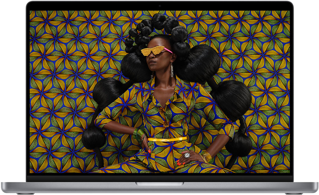 Le nouvel écran du MacBook Pro 16 pouces, une femme habillée des mêmes motifs que le fond se tient au centre de l'écran.