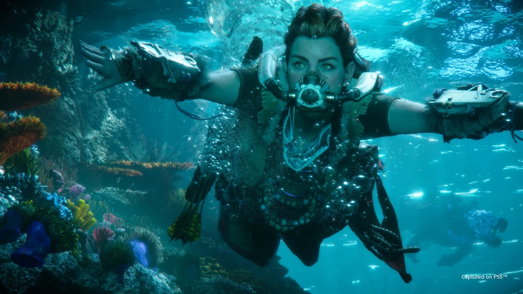 Aloy, guerrière héroïne du jeu vidéo Horizon Forbidden West, fait de la plongée sous-marine dans un univers coloré et extrêmement détaillé.