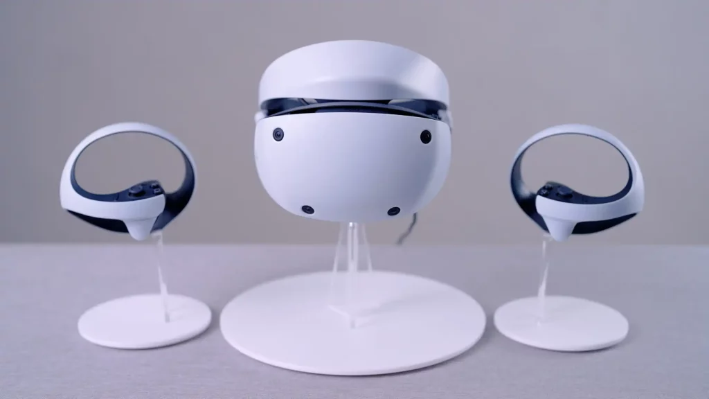 Le casque PlayStation VR2 et les manettes Sense sur un fond blanc.