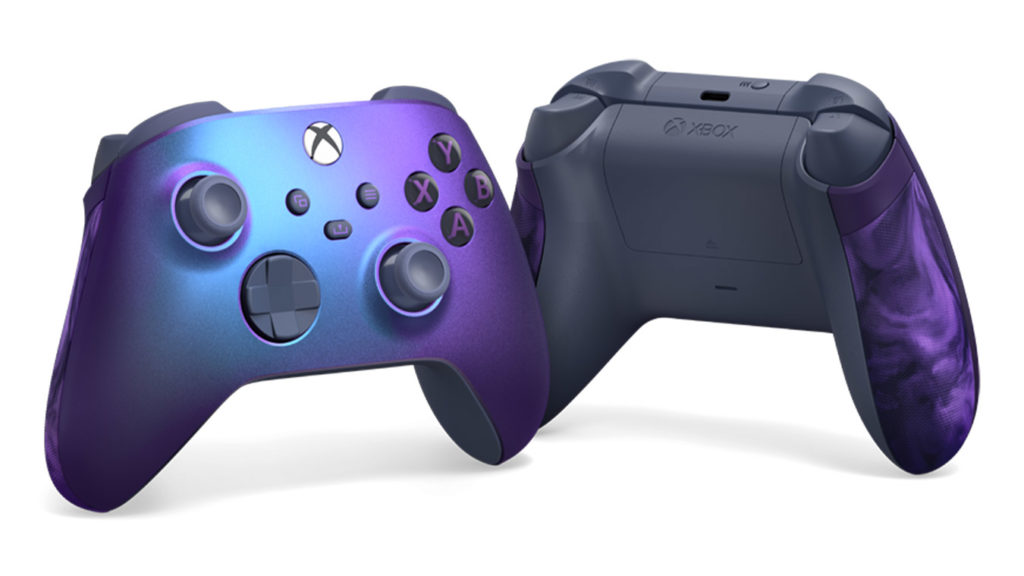 Manette de Xbox, la Stellar Shift avec ses reflets de couleurs bleues et violettes, vue de face et de dos.