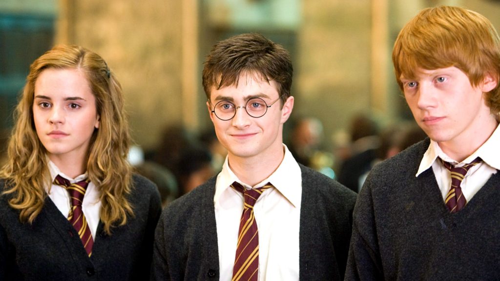 Emma Watson, Daniel Radcliffe et Rupert Grind dans un film Harry Potter.
