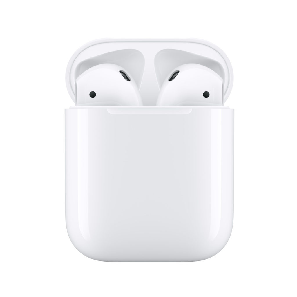 Les écouteurs sans fil Apple AirPods 2 avec leur boîtier de charge filaire blanc